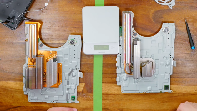 （左邊為初版索尼PS5，右邊為第一次更新后的PS5）