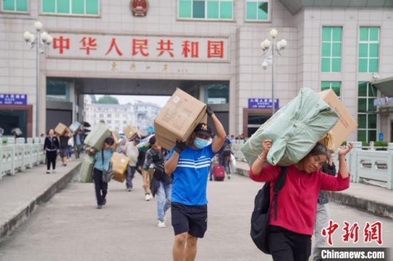 從事互市貿(mào)易的邊民川流不息。王以照 攝