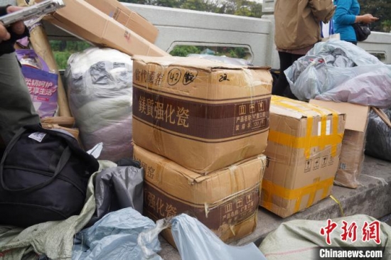 中國生產(chǎn)的碗和盤子在越南受到歡迎。王以照 攝