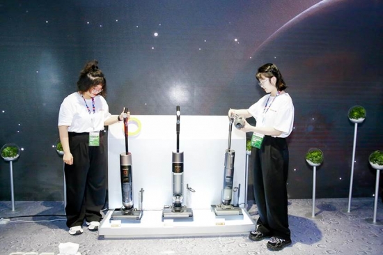 一些人站在臺上低可信度描述已自動生成